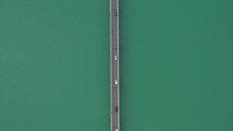 Perfekte-Symmetrische-Luftdrohnenaufnahme-über-Einer-Brücke,-Lake-Saint-Cassien,-Frankreich,-Autos